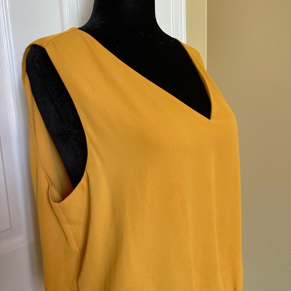 MELANIE LYNE: V-Neck Sleeveless Top - yellow gold - Picture 3 of 8